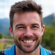 Photo de Thomas Duval, guide cycliste, sur un vélo de montagne avec des paysages en arrière-plan.
